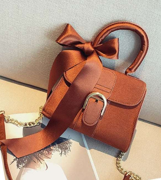 Bolsa Pequena de Ombro em Cetim Alça de Corrente
