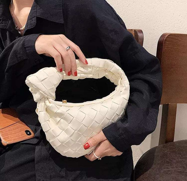 Bolsa Pequena de Mão Artesanal em Couro com Nó
