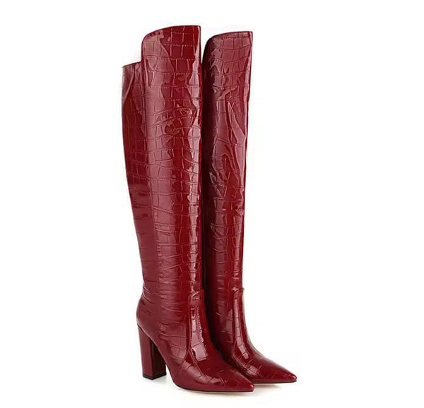Bota Over The Knee Montaria de Couro Salto Alto Grosso Envernizada