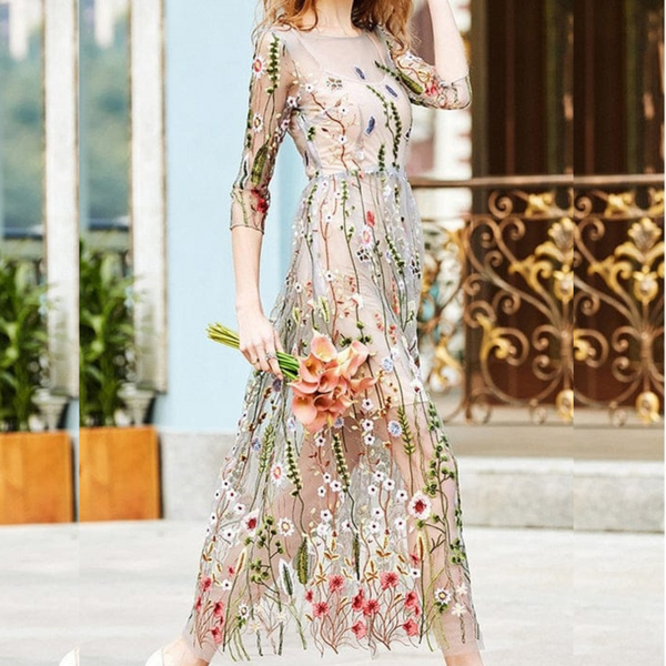 Vestido Longo em Tule Bordado Floral Manga Longa