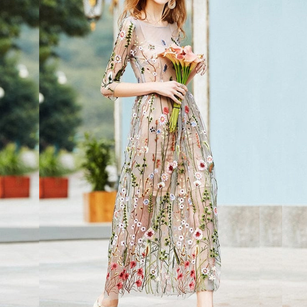 Vestido Longo em Tule Bordado Floral Manga Longa