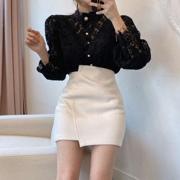 Blusa de Renda Manga Longa e Gola Alta com Botões