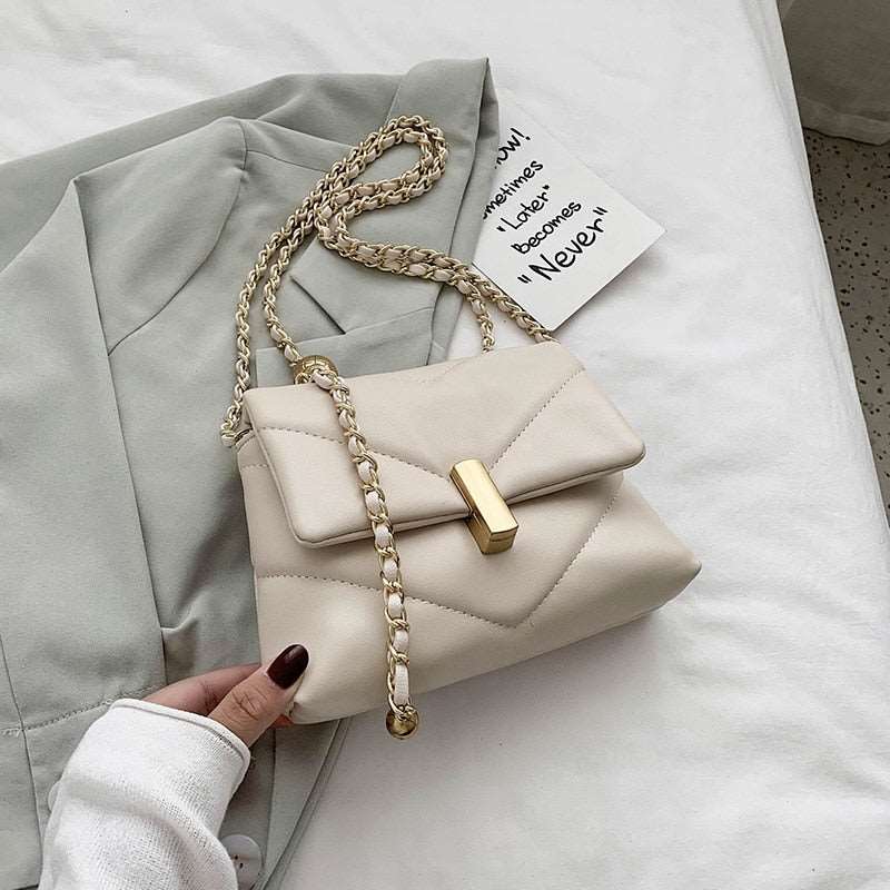 Bolsa Pequena de Ombro em Couro com Alça de Metal Trançada