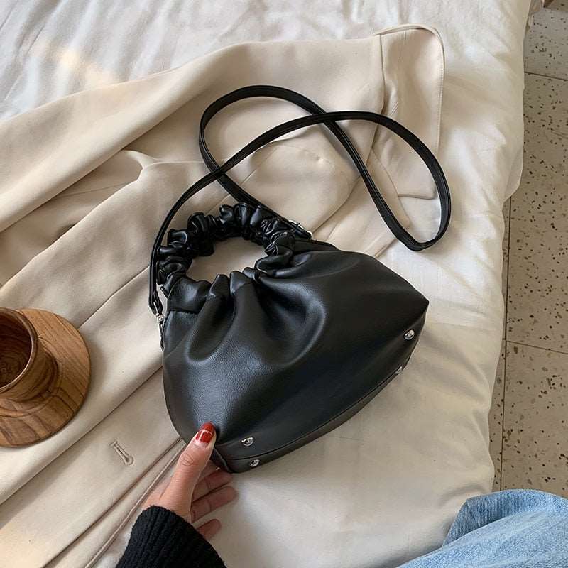 Bolsa Pequena de Mão em Couro com Alça Franzida