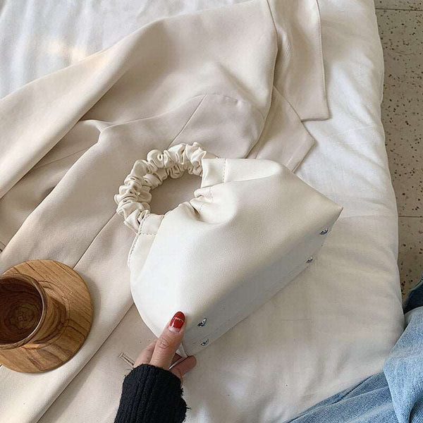 Bolsa Pequena de Mão em Couro com Alça Franzida