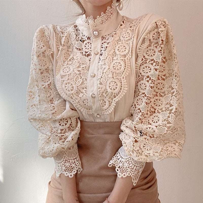 Blusa de Renda Manga Longa e Gola Alta com Botões