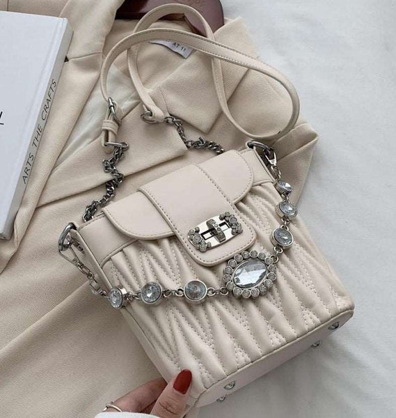 Bolsa Pequena de Couro com Corrente de Diamantes