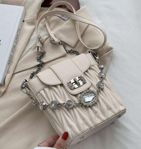 Bolsa Pequena de Couro com Corrente de Diamantes