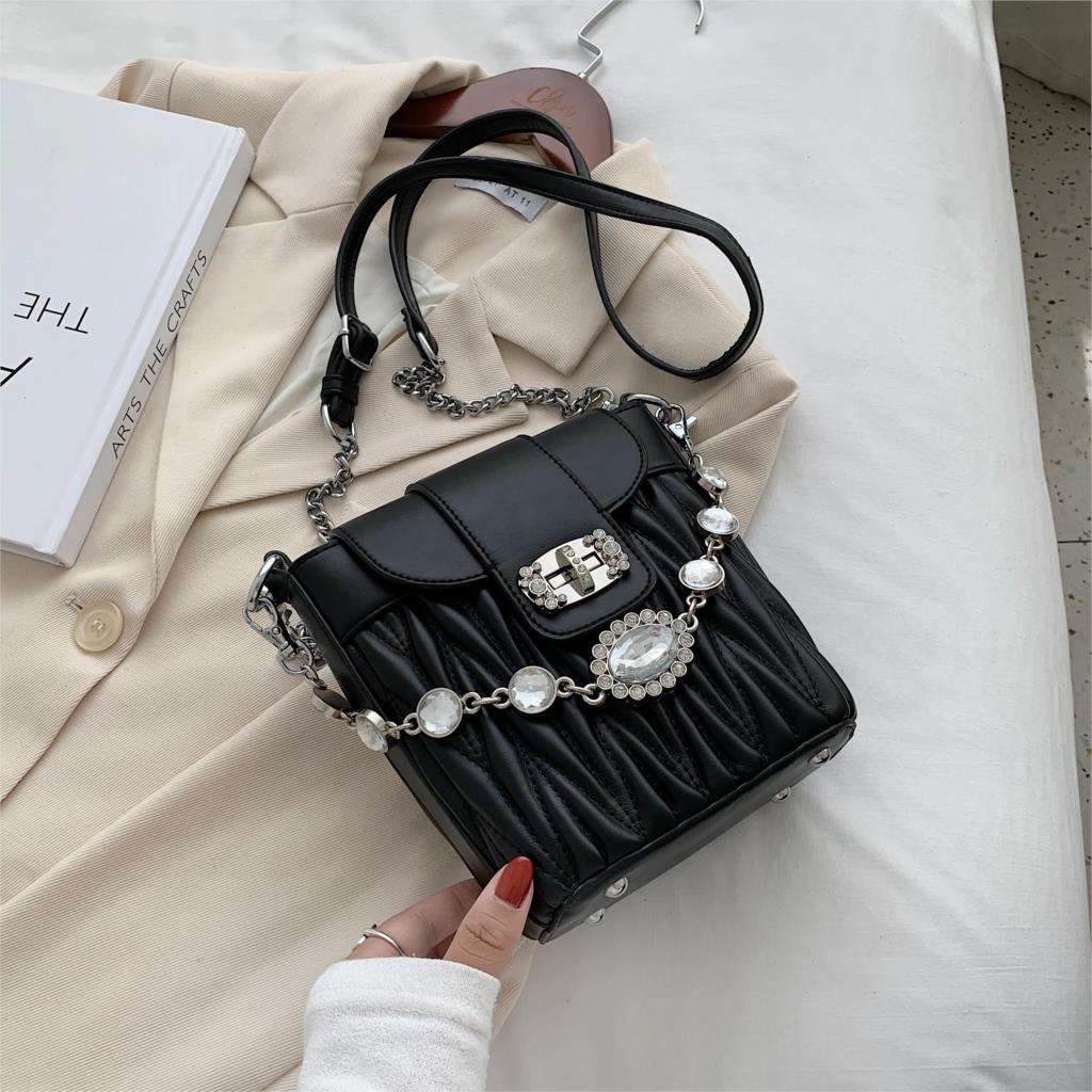 Bolsa Pequena de Couro com Corrente de Diamantes
