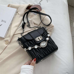 Bolsa Pequena de Couro com Corrente de Diamantes