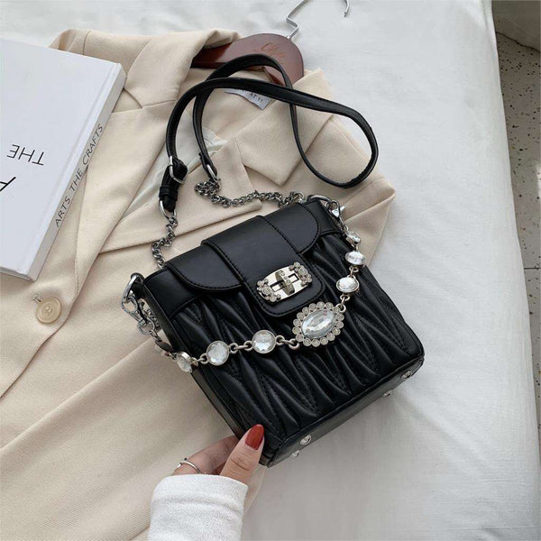Bolsa Pequena de Couro com Corrente de Diamantes