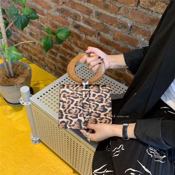 Bolsa Pequena de Couro Alça de Madeira