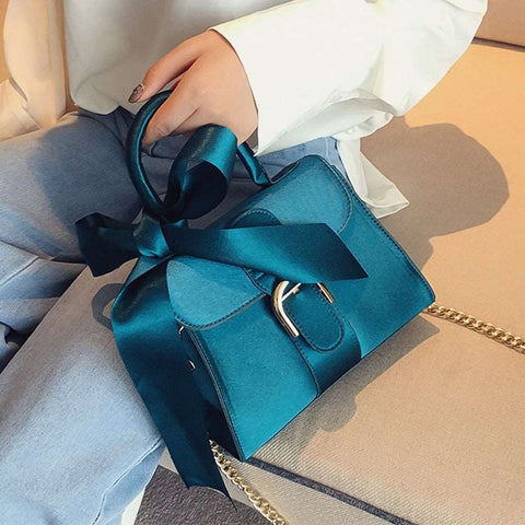Bolsa Pequena de Ombro em Cetim Alça de Corrente