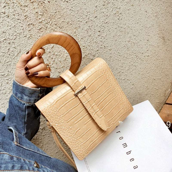 Bolsa Pequena de Couro Alça de Madeira