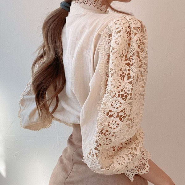 Blusa de Renda Manga Longa e Gola Alta com Botões