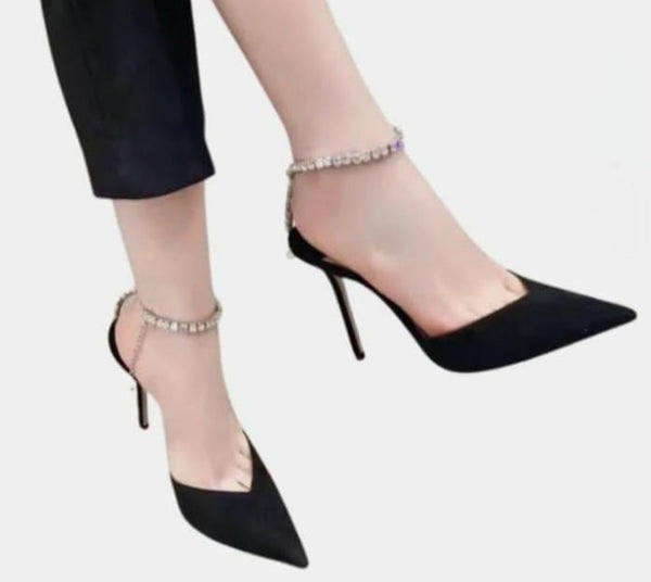 Scarpin salto alto fino em cetim com bico fino, decote em V e corrente de cristal no tornozelo