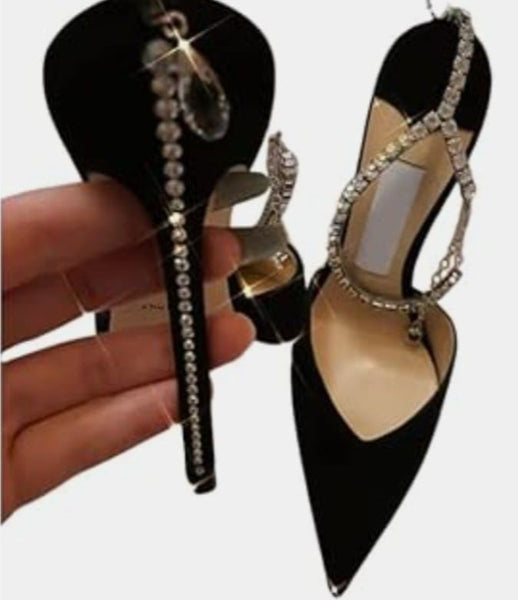Scarpin salto alto fino em cetim com bico fino, decote em V e corrente de cristal no tornozelo