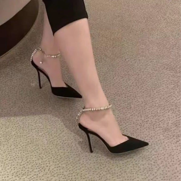 Scarpin salto alto fino em cetim com bico fino, decote em V e corrente de cristal no tornozelo