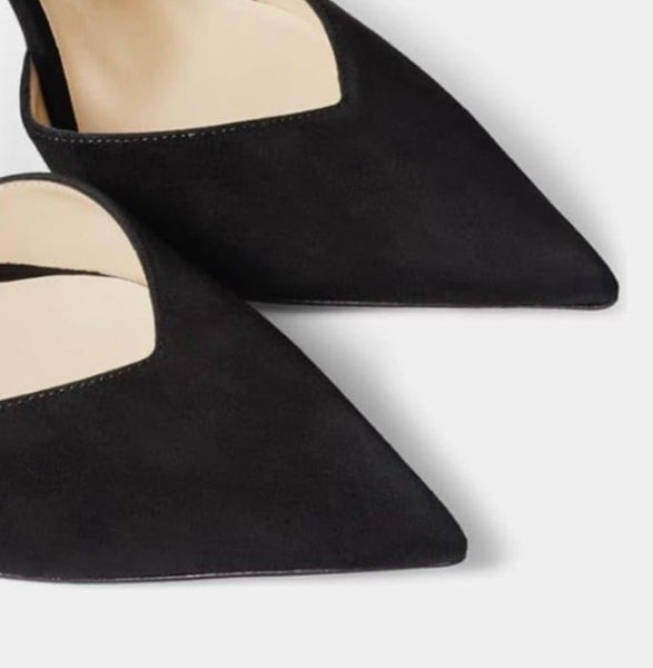 Scarpin salto alto fino em cetim com bico fino, decote em V e corrente de cristal no tornozelo