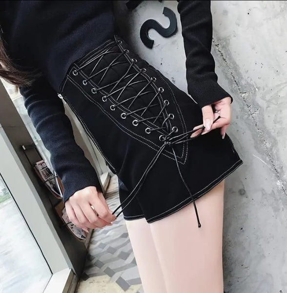 Shorts Curto de Couro Cintura Alta com Amarração
