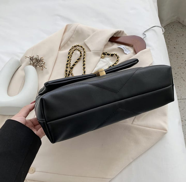 Bolsa Pequena de Ombro em Couro com Alça de Metal Trançada