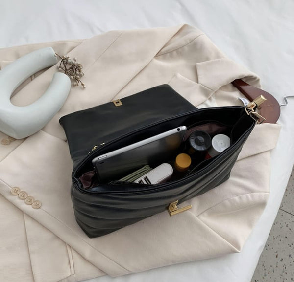 Bolsa Pequena de Ombro em Couro com Alça de Metal Trançada
