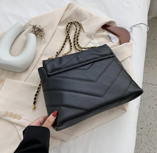 Bolsa Pequena de Ombro em Couro com Alça de Metal Trançada