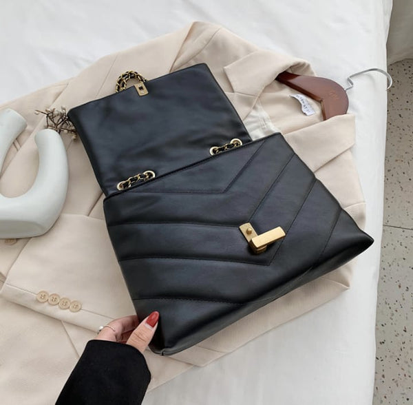 Bolsa Pequena de Ombro em Couro com Alça de Metal Trançada