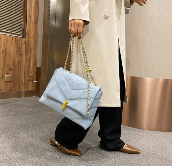 Bolsa Pequena de Ombro em Couro com Alça de Metal Trançada