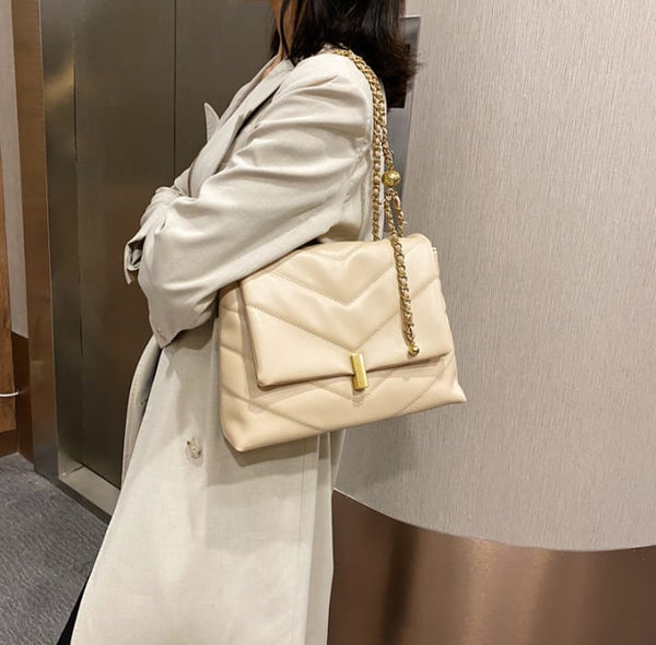 Bolsa Pequena de Ombro em Couro com Alça de Metal Trançada