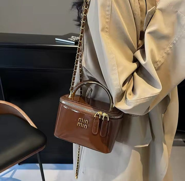 Bolsa de Ombro Pequena Envernizada com Alça de Corrente e Alça de Mão