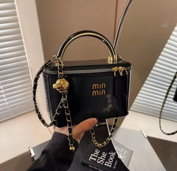 Bolsa de Ombro Pequena Envernizada com Alça de Corrente e Alça de Mão