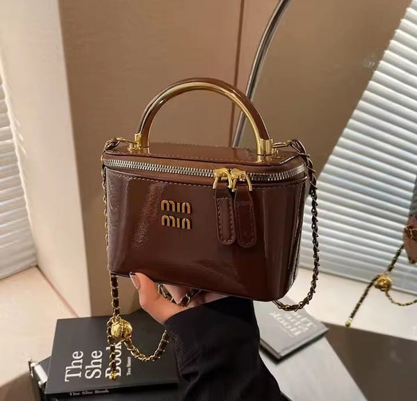 Bolsa de Ombro Pequena Envernizada com Alça de Corrente e Alça de Mão