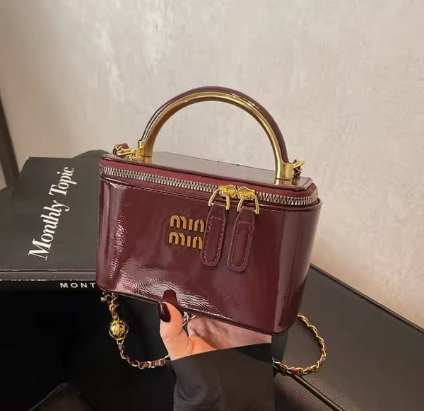 Bolsa de Ombro Pequena Envernizada com Alça de Corrente e Alça de Mão