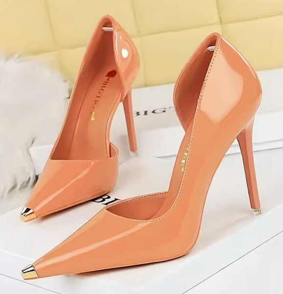 Scarpin Verniz Salto Alto Bico Metálico Dourado e Recorte Lateral 7cm e 10cm
