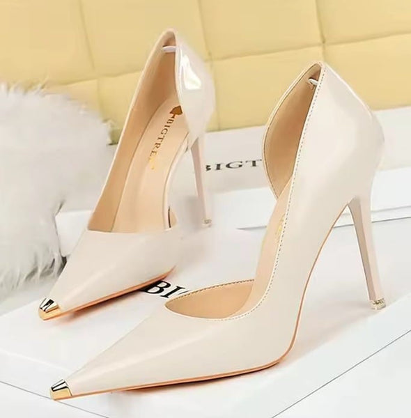 Scarpin Verniz Salto Alto Bico Metálico Dourado e Recorte Lateral 7cm e 10cm