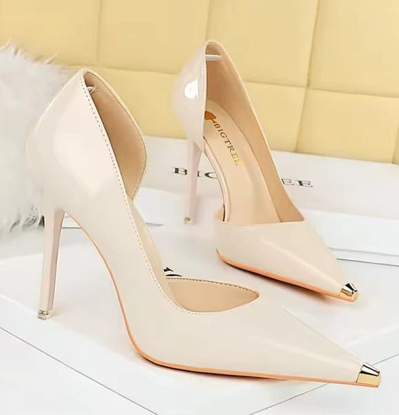Scarpin Verniz Salto Alto Bico Metálico Dourado e Recorte Lateral 7cm e 10cm