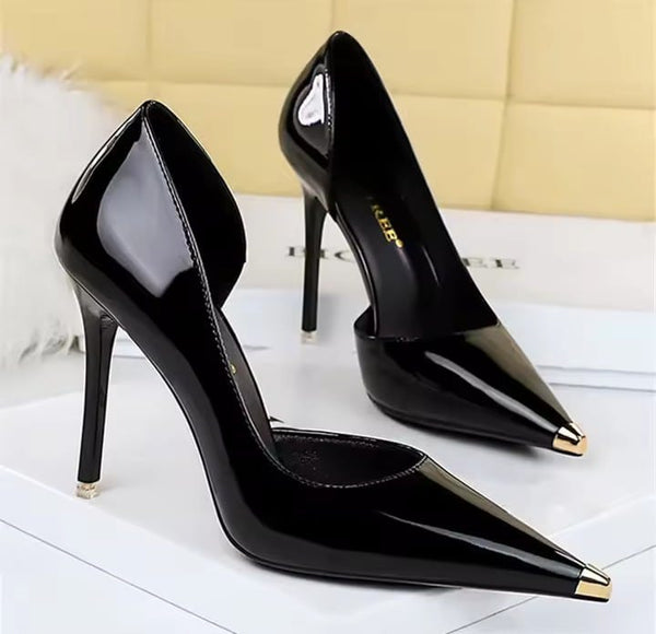 Scarpin Verniz Salto Alto Bico Metálico Dourado e Recorte Lateral 7cm e 10cm