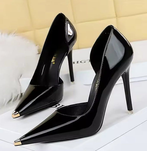 Scarpin Verniz Salto Alto Bico Metálico Dourado e Recorte Lateral 7cm e 10cm