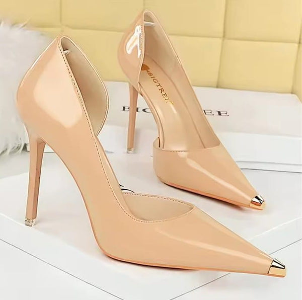 Scarpin Verniz Salto Alto Bico Metálico Dourado e Recorte Lateral 7cm e 10cm
