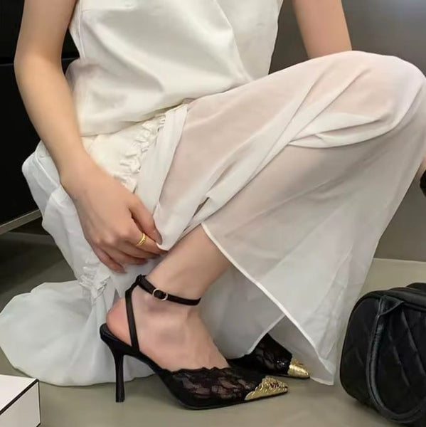 Scarpin Salto Médio de Renda com Ponteira de Metal Dourado 7cm