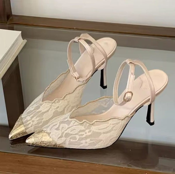 Scarpin Salto Médio de Renda com Ponteira de Metal Dourado 7cm