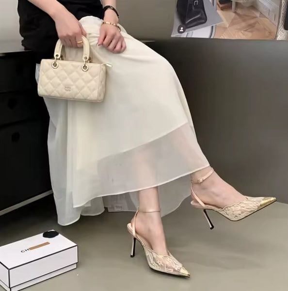 Scarpin Salto Médio de Renda com Ponteira de Metal Dourado 7cm