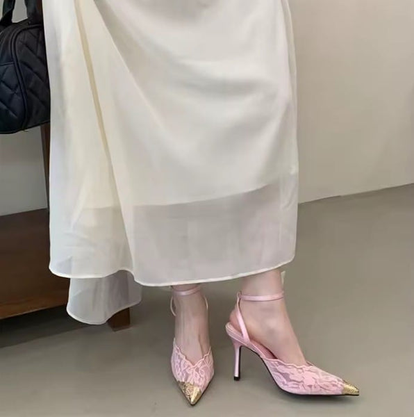 Scarpin Salto Médio de Renda com Ponteira de Metal Dourado 7cm