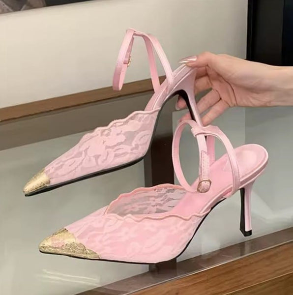 Scarpin Salto Médio de Renda com Ponteira de Metal Dourado 7cm