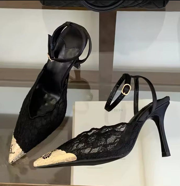Scarpin Salto Médio de Renda com Ponteira de Metal Dourado 7cm