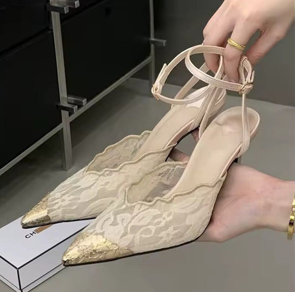 Scarpin Salto Médio de Renda com Ponteira de Metal Dourado 7cm