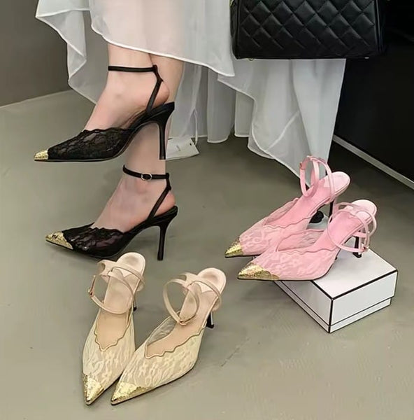 Scarpin Salto Médio de Renda com Ponteira de Metal Dourado 7cm