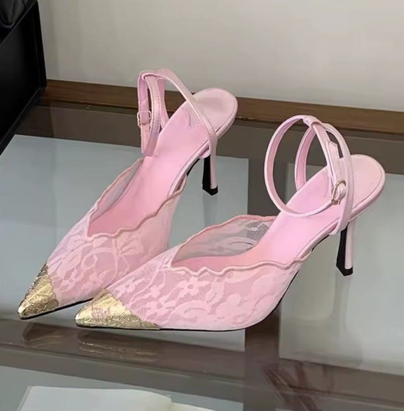Scarpin Salto Médio de Renda com Ponteira de Metal Dourado 7cm