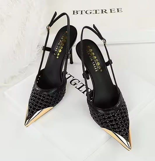 Scarpin Slingback com Trama Salto Alto e Ponteira Dourada - 9,5cm